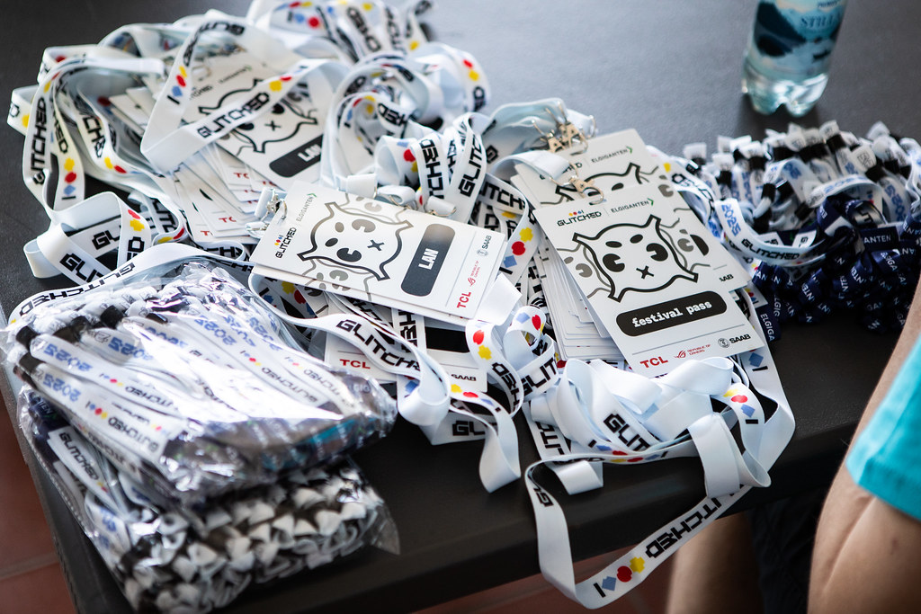 Glitched deltagarbadges och entrearmband