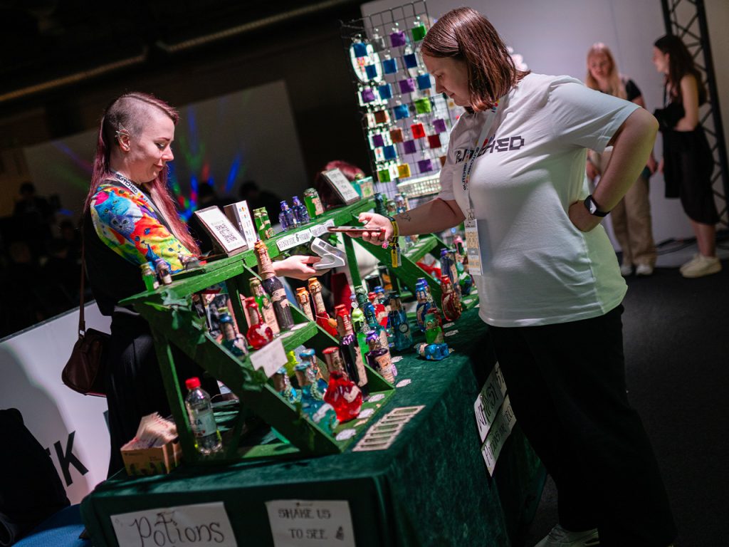 Säljare och köpare i Artist Alley under Glitched 2025